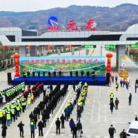 國內全部采用道硅水泥、機制砂配制滑模攤鋪混凝土路面高速公路建成通車