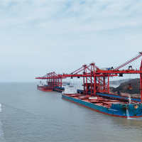 全球首次！兩艘40萬噸礦船同時靠寧波舟山港